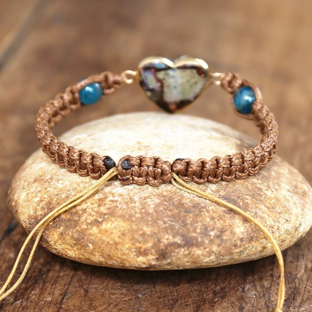 Bracelet Macramé Cœur en Macramé : Bracelet Élégance Artisanale